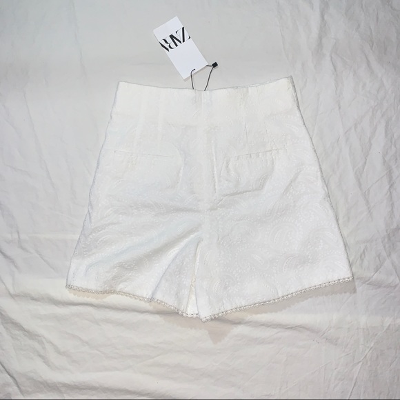 White structured embroidered shorts - Picture 2 of 4